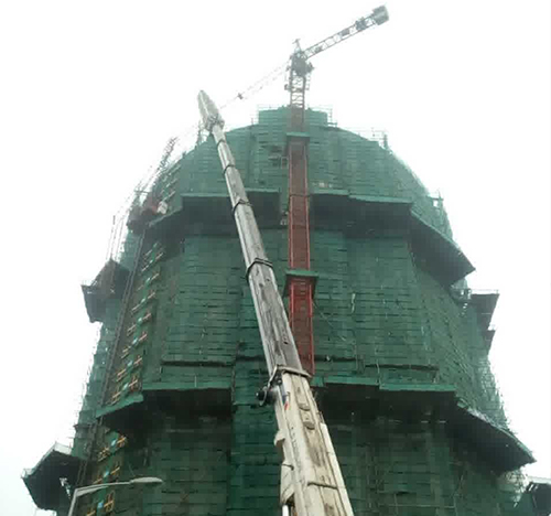 邕宁吊车在工地上作业